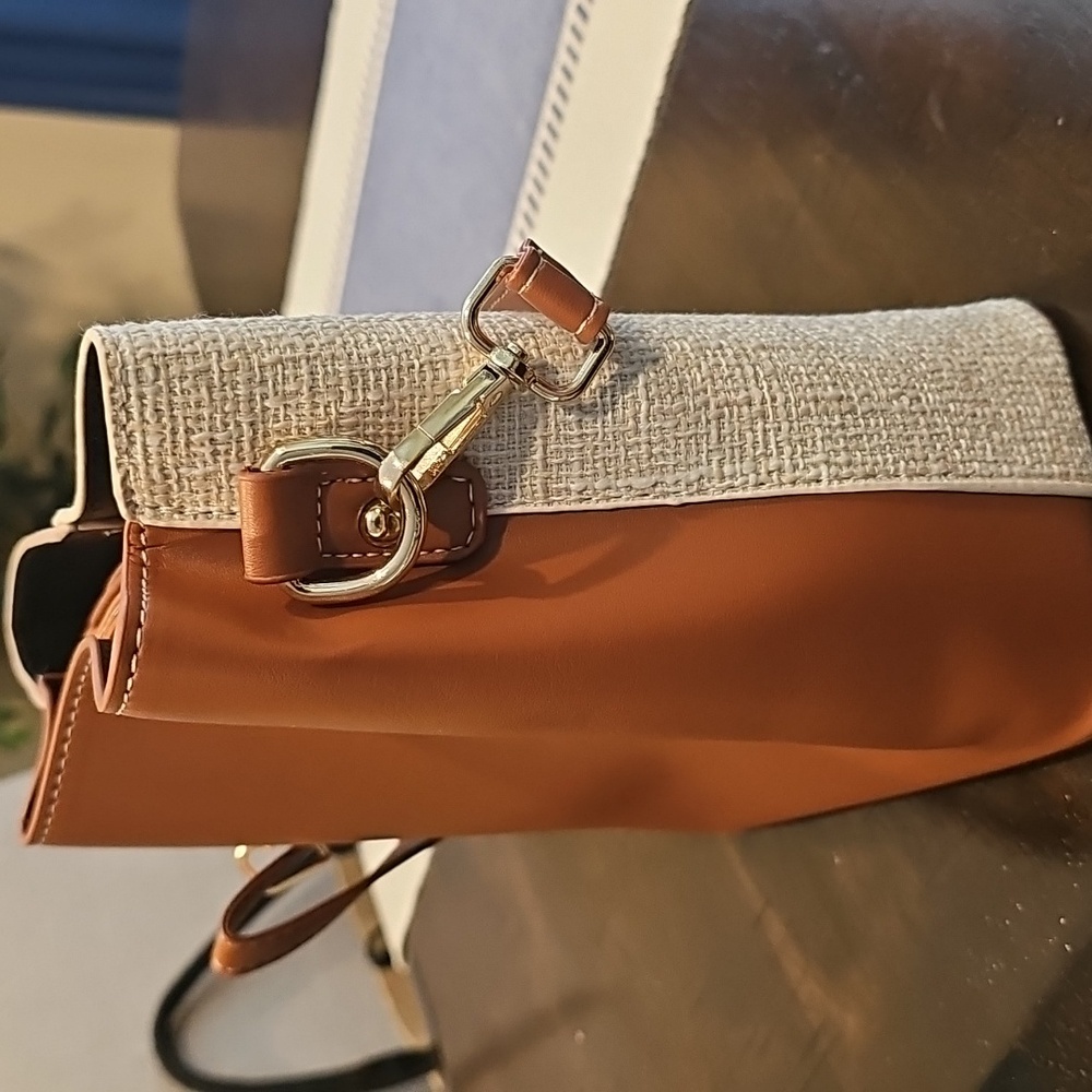 Woman's Crossbody Bucket Bag - Picture 7 of 10